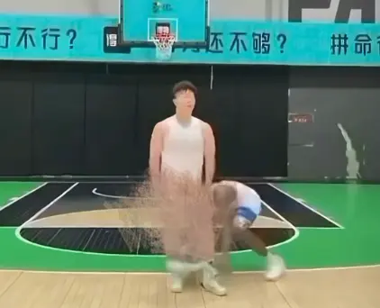 《牛教练的裤子》爆火视频-黑哥不讲武德偷袭牛教练裤子-牛教练追黑哥满球场跑-高清无删减免费在线播放