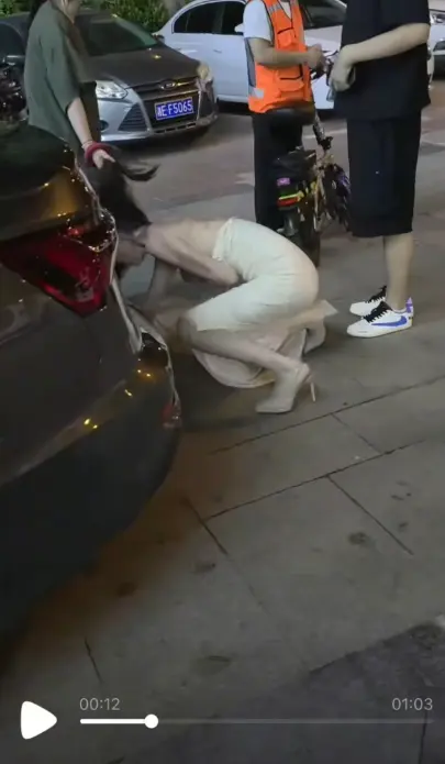 《白裙女子被抓头发跳河》HD高清在线观看-湘E白裙女子被扯头发跳河求生完整后续-《白裙女子被抓头发跳河》无删减版免费播放